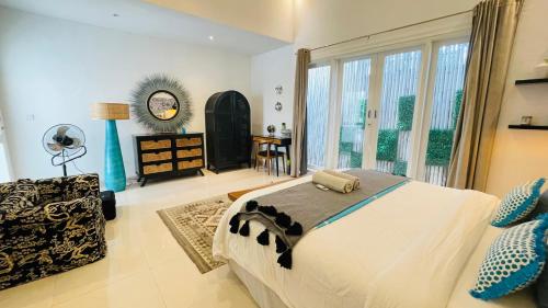 een slaapkamer met een groot bed en een groot raam bij Keyla Canggu Villa in Canggu