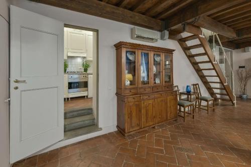 Caravaggio frescoed big loft in Oltrarno