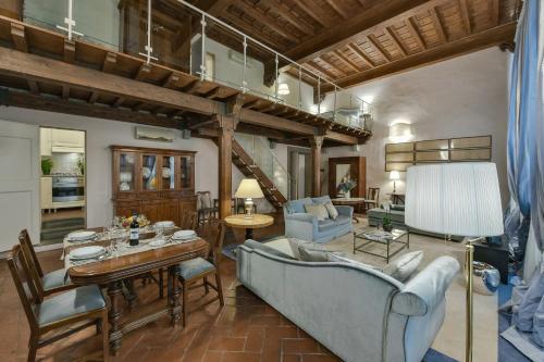 Caravaggio frescoed big loft in Oltrarno