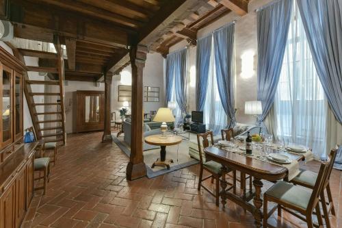 Caravaggio frescoed big loft in Oltrarno