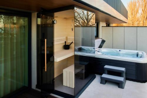 La salle de bains est pourvue d'une baignoire et d'un lavabo. dans l'établissement LUA Resort - Adults only, à Balatonfüred