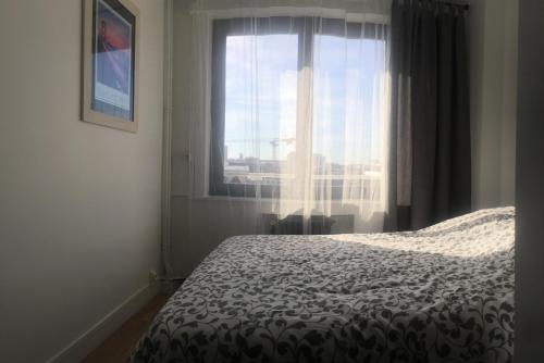 une chambre avec un lit et une fenêtre dans l'établissement NICE FLAT CLOSE TO VIEUX LILLE, à Lille