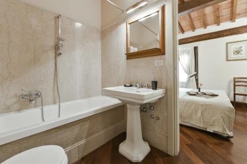 Buonarroti big apartment with terrace in Oltrarno