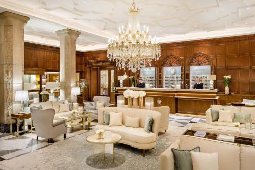 a lobby of a hotel with a chandelier at Fairmont Hotel Vier Jahreszeiten, Hotel des Jahres 2023 & 2024- Die 101 Besten in Hamburg