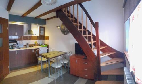 Kuchyňa alebo kuchynka v ubytovaní Apartamenty rodzinne U Zośki