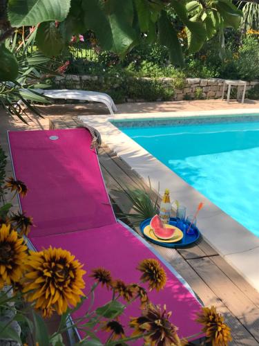 Kolam renang di atau dekat dengan Les Hauts d'Eyragues gite Rêverie Meublé classé 4 étoiles