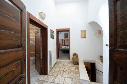 a hallway with a door leading to a bathroom at B&B Palazzo la Traja in Gagliano del Capo