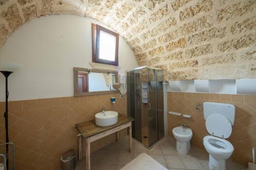 ガリアーノ・デル・カーポにあるB&B Palazzo la Trajaのバスルーム(洗面台、トイレ、鏡付)