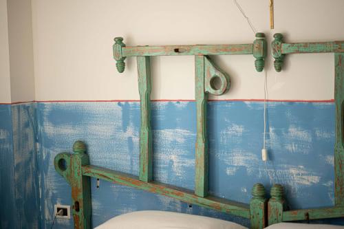 a bathroom with a blue and white wall with pipes at B&B Palazzo la Traja in Gagliano del Capo