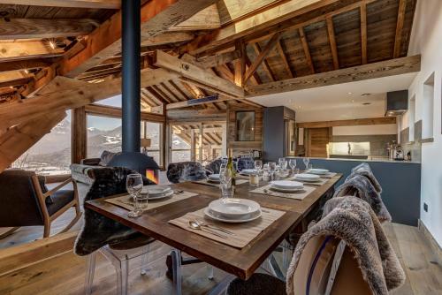 une salle à manger avec une longue table et des chaises dans l'établissement Chalet Chèvrefeuille, à Saint-Gervais-les-Bains