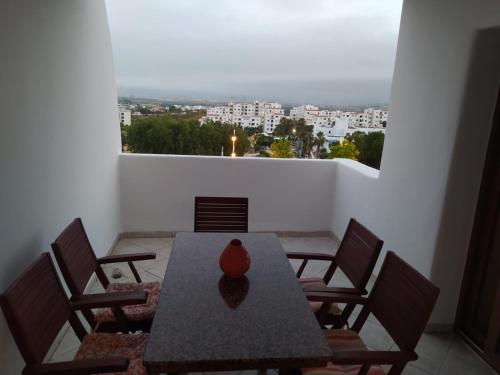 einen Tisch und Stühle mit Stadtblick in der Unterkunft Cabo dream in Tétouan