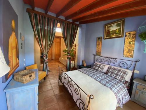 a bedroom with a bed and blue walls at CAN LLUNA Tú casa zen in Tárbena