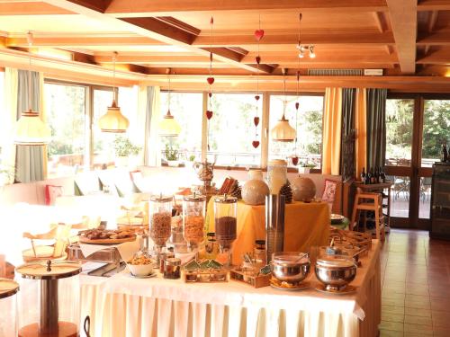 una grande stanza con un tavolo con del cibo sopra di Alpina Mountain Resort a Solda