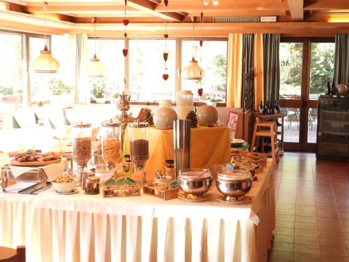 un tavolo con del cibo sopra in una stanza di Alpina Mountain Resort a Solda