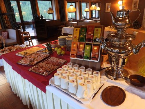 un buffet di carne e altri prodotti alimentari su un tavolo di Alpina Mountain Resort a Solda