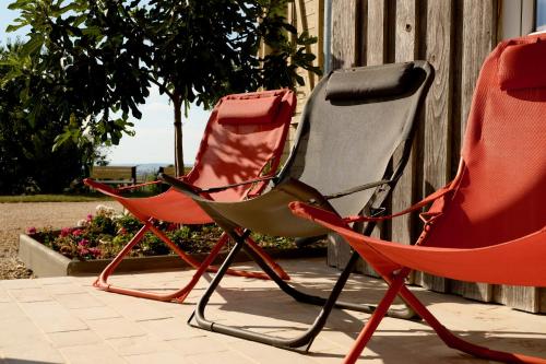 Dos sillas rojas junto a una casa en Happy, en Cernay-lès-Reims