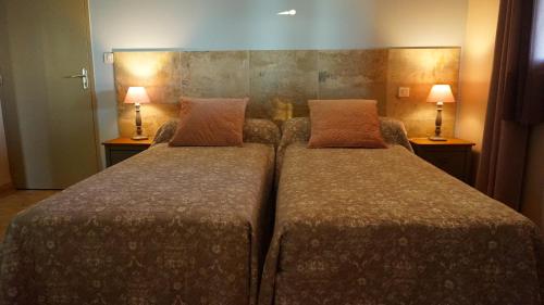 a bedroom with two beds and two lamps at VILLA 4pers, STUNNING SEA VIEW, BEACH ON FOOT 4* in Olmeto