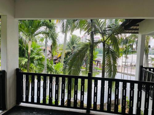 Un balcón o terraza en Mines Beach Resort Hotel