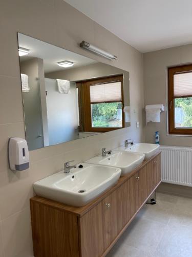 uma casa de banho com 2 lavatórios e um espelho grande em Apartmotel ANROE 