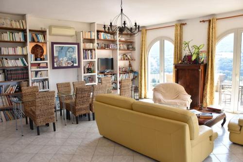 un salon avec un canapé et une salle à manger dans l'établissement U Pianarellu, à Olmeto