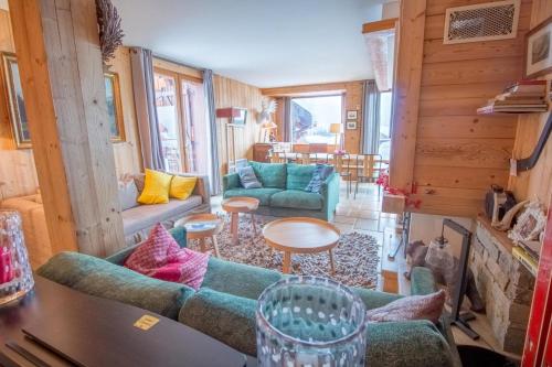 un soggiorno con un divano e un tavolo di Chalet King's Hame a Méribel