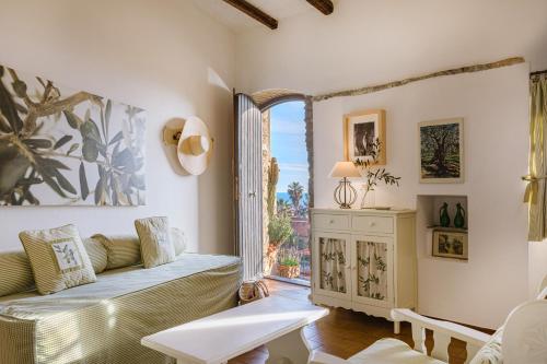 a living room with a couch and a window at Agriturismo Da Ciletta in San Bartolomeo al Mare