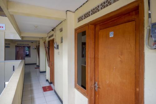 Fotografie z fotogalerie ubytování RedDoorz Syariah near GOR Satria 4 v destinaci Sumbang