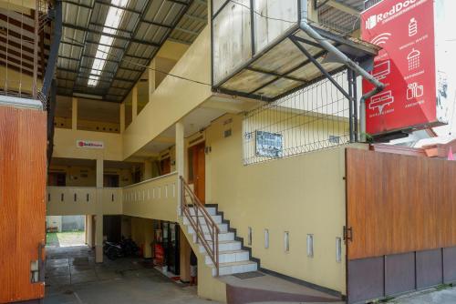 Fotografie z fotogalerie ubytování RedDoorz Syariah near GOR Satria 4 v destinaci Sumbang
