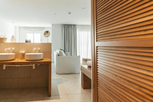 Koupelna v ubytování Hotel Boutique & Spa Las Mimosas Ibiza