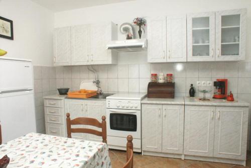 Apartments with a parking space Mali Losinj (Losinj) - 2500