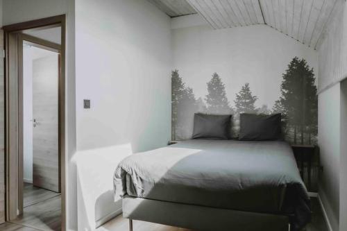 A bed or beds in a room at Wooden Soul : duplex 2 chambres avec jardin commun