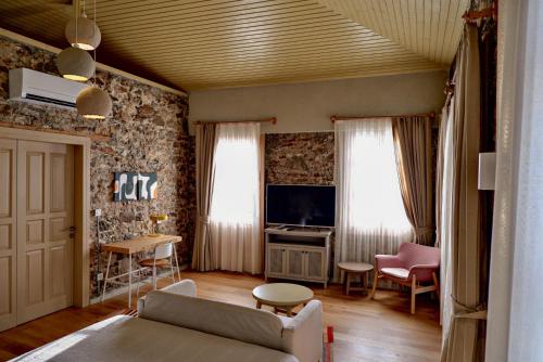 ein Wohnzimmer mit einem Sofa und einem TV in der Unterkunft Bono Hotel Old Town in Marmaris