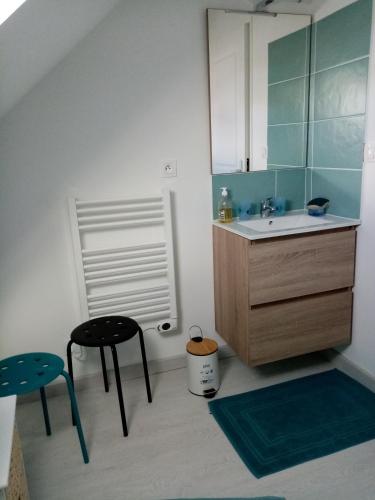 La salle de bains est pourvue d'un lavabo, d'une coiffeuse et de 2 chaises. dans l'établissement Logement indépendant, à Amboise