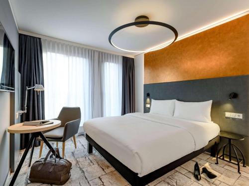 Habitación de hotel con cama y escritorio en ibis Styles Bamberg en Bamberg