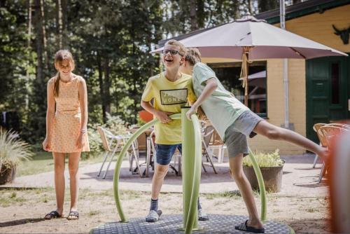 Quelques jeunes jouent dans une aire de jeux dans l'établissement Camping Siesta, à Lille