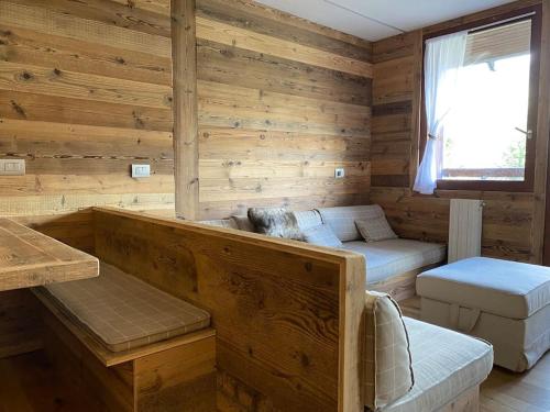 a log cabin with a large tub in a room at Incantevole appartamento stile chalet Breuil Cervinia in Breuil-Cervinia
