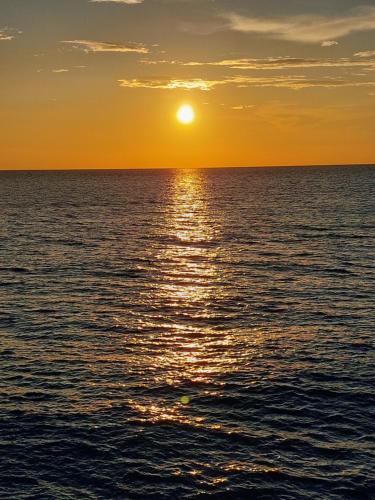 an image of a sunset over the ocean at B&B Il Gabbiano in Cittadella del Capo