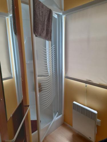 einen begehbaren Kleiderschrank mit einer Glastür in der Unterkunft Mobil home camping les écureuils in Mimizan