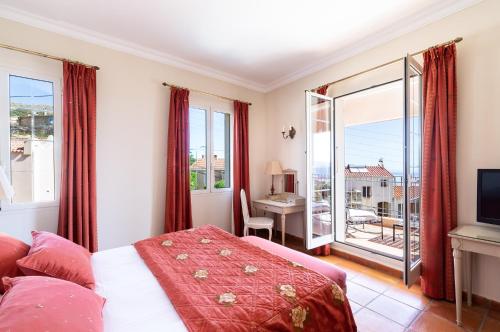 ein Hotelzimmer mit einem Bett und einem Balkon in der Unterkunft CASA SANTA MARIA in Santa-Reparata-di-Balagna