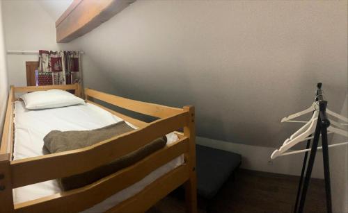 - une chambre avec des lits superposés et un tripod dans l'établissement Résidence Lumières de Neige 2 - maeva Home, à Valmeinier