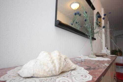 ein weißes Kissen auf der Theke mit einem Spiegel in der Unterkunft Apartments by the sea Komiza, Vis - 9703 in Komiža