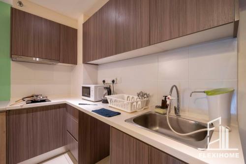 Una cocina o cocineta en 10am-6pm, SAME DAY CHECK IN AND CHECK OUT, Work From Home, The Hyve-Cyberjaya, Private Studio by Flexihome-MY