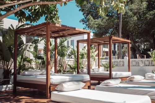 a group at Hotel Boutique & Spa Las Mimosas Ibiza in San Antonio Bay