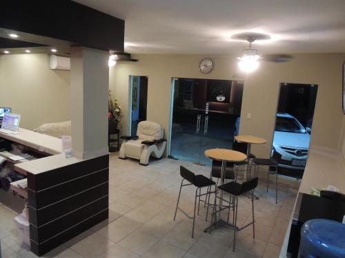 a kitchen and living room with a table and stools at Hotel Metropolitano Tampico in Tampico