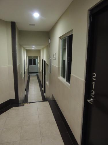 a corridor of a hallway with a door and a hallway sidx sidx at Hotel Metropolitano Tampico in Tampico