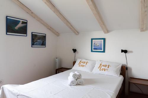 Postel nebo postele na pokoji v ubytování Apartments by the sea Zrnovska Banja, Korcula - 9705