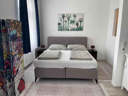 a bedroom with a bed in a room at Gesamte Unterkunft im Zentrum von Wien Top 27 in Vienna