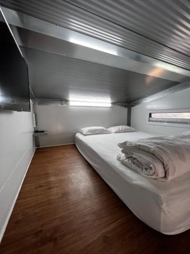 a bedroom with a large white bed in a room at צימראוון בחוות זית המדבר in Sede Boqer