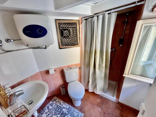 een badkamer met een toilet, een wastafel en een douche bij [Art of Bergamo] Luxury & design house in Bergamo