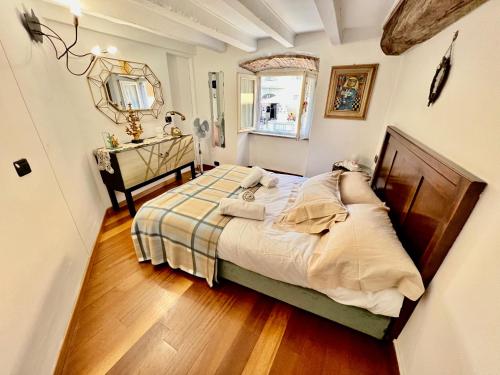- une petite chambre avec un lit et un miroir dans l'établissement [Art of Bergamo] Luxury & design house, à Bergame